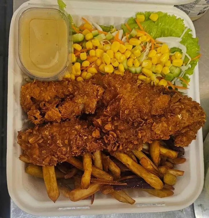 Manger des frites fraiches et des assiettes composées, La Plaine des Palmistes, Queen Fries Waffles